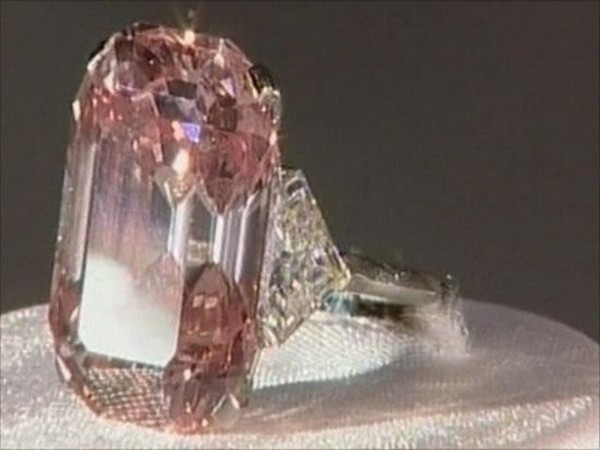 Trong nhiều năm liền, chiếc nhẫn kim cương màu hồng hiếm có này đã thống trị danh sách những chiếc nhẫn kim cương đắt tiền nhất thế giới. Điểm nhấn của chiếc nhẫn là viên kim cương nặng 5 carat. Tuy không còn giữ vị trí đầu bảng nhưng nó đã được rao bán với giá 10.8 triệu USD trong một phiên đấu giá ở Hồng Kông.